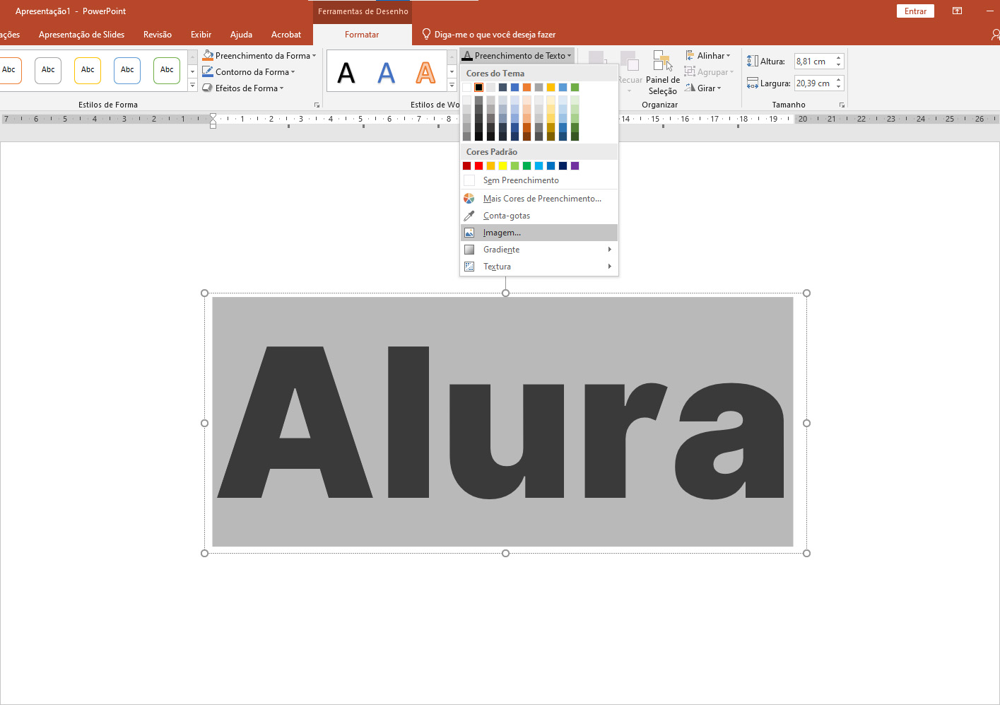 Interface do Powepoint, com o texto “Alura” selecionado.