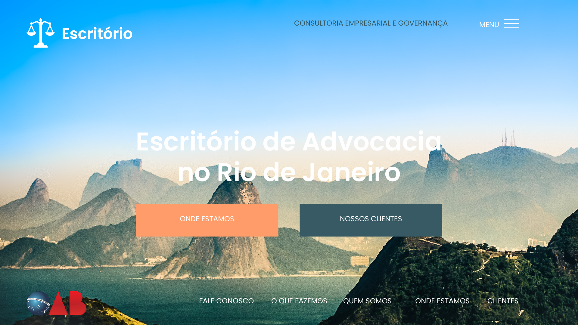 Página inicial de um site, com uma imagem da cidade do Rio de Janeiro de fundo. Podemos ler o título em destaque, no centro da página “Escritório de Advocacia no Rio de Janeiro”, e abaixo há dois botões: no primeiro está escrito “Onde estamos” e no segundo “Nossos clientes”. No canto superior direito da página temos os links “Consultoria Empresarial e Governança” e “Menu” e no canto superior esquerdo temos um ícone de balança escrito ao lado “Escritório”. No canto inferior direito da página, temos os links “Fale conosco”; “O que fazemos”; “Quem somos”; “Onde estamos” e “Clientes”, e no canto inferior esquerdo temos o logo da OAB (Ordem dos Advogados do Brasil).