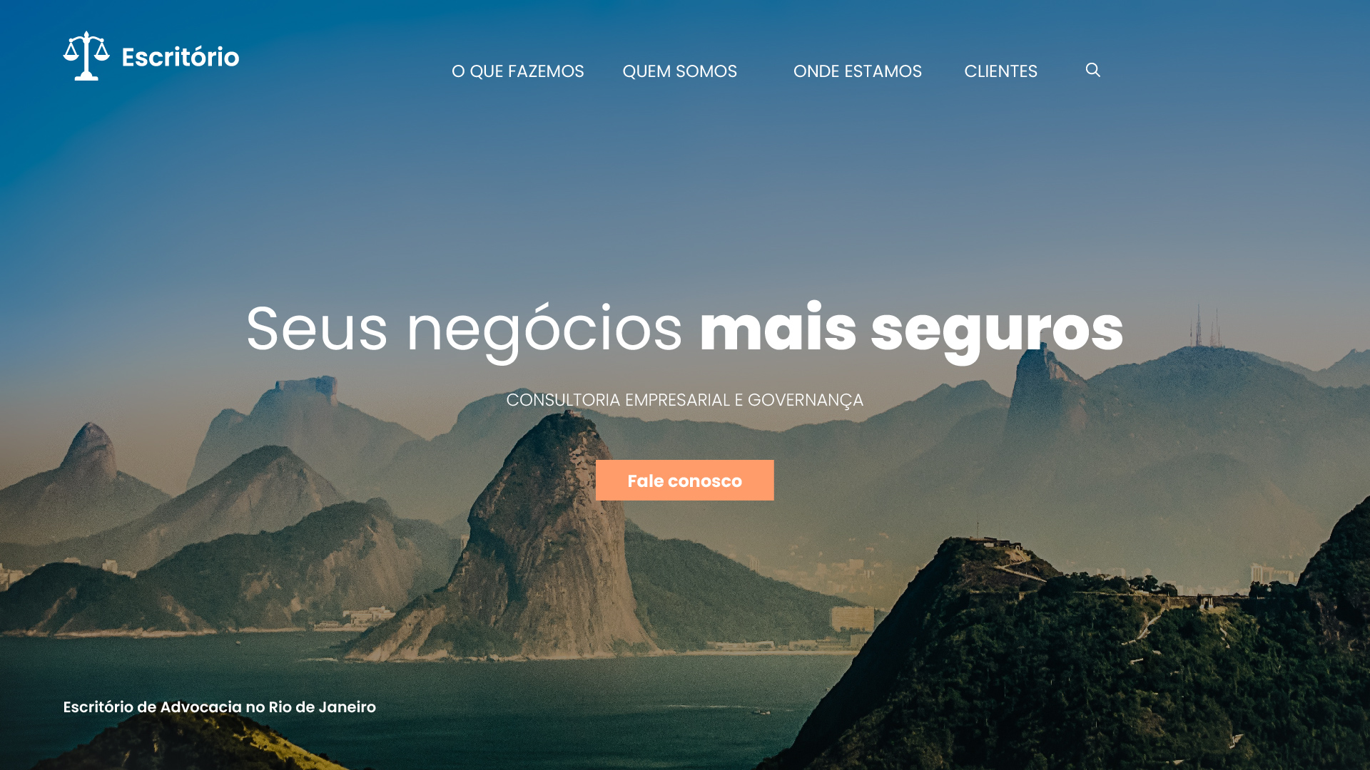 Página inicial de um site, com uma imagem da cidade do Rio de Janeiro de fundo.Podemos ler o título em destaque, no centro da página “Seus negócios mais seguros”, e abaixo há um subtítulo “Consultoria Empresarial e Governança”, logo abaixo há um botão escrito “Fale conosco”. No canto superior da página temos os links centralizados “O que fazemos”; “Quem somos”; “Onde estamos” e “Clientes” e no canto superior esquerdo temos um ícone de balança escrito ao lado “Escritório”. No canto inferior esquerdo temos escrito “Escritório de Advocacia no Rio de Janeiro.