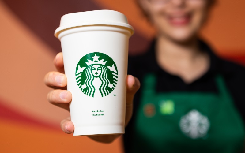 A imagem é de uma campanha da Starbucks.