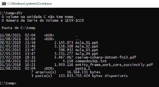 Na imagem é apresentada a execução do comando `dir` no `cmd` e mostrado o conteúdo da pasta `temp`.