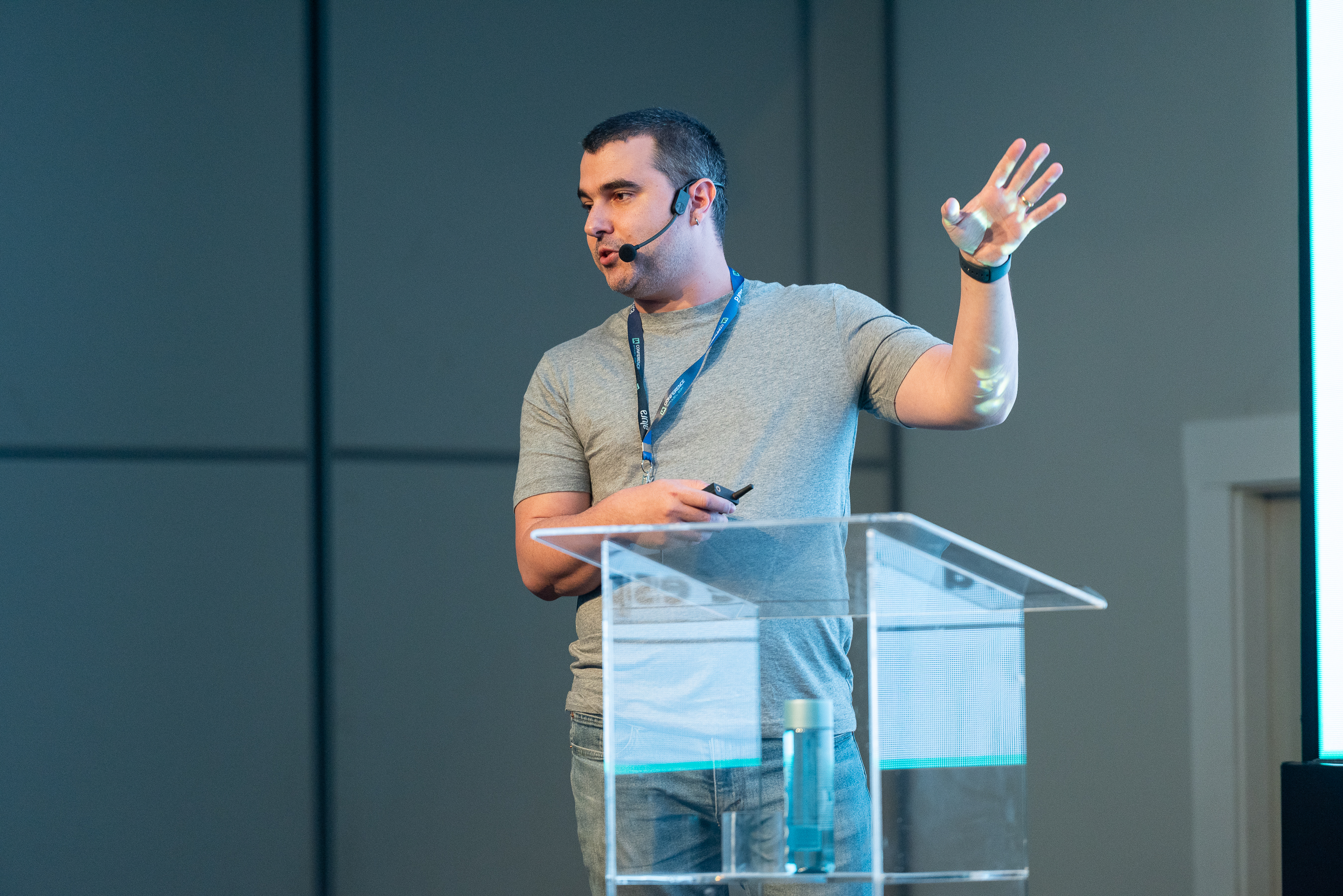 Na fotografia, Antonio está de camiseta cinza no palco do IACB