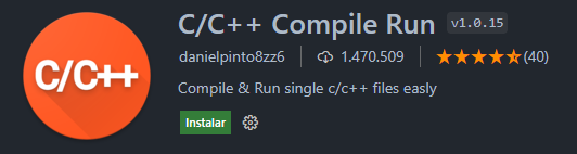 Na esquerda da imagem temos um círculo laranja com C barra C mais mais escrito no centro dele. Em uma fonte maior temos C barra C mais mais Compile Run escrito na parte superior. Temos ao lado em uma fonte menor a versão da extensão. Nesse caso a versão é a um ponto zero ponto quinze. Abaixo temos o autor da extensão, o número de Downloads e classificação em até cinco estrelas. O autor da extensão se chama Daniel Pinto e ela é classificada com quase cinco estrelas. Logo abaixo,no meio da imagem está uma breve descrição do que a extensão faz. Está escrito em inglês Compile e Run single c barra c mais mais files easly.  Em português é algo como compilar e executar arquivos em C ou C mais facilmente. Abaixo temos o botão verde com a opção Instalar. Ao lado dessa opção temos uma engrenagem.