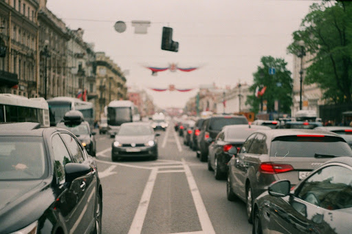 muitos carros parados em uma avenida.