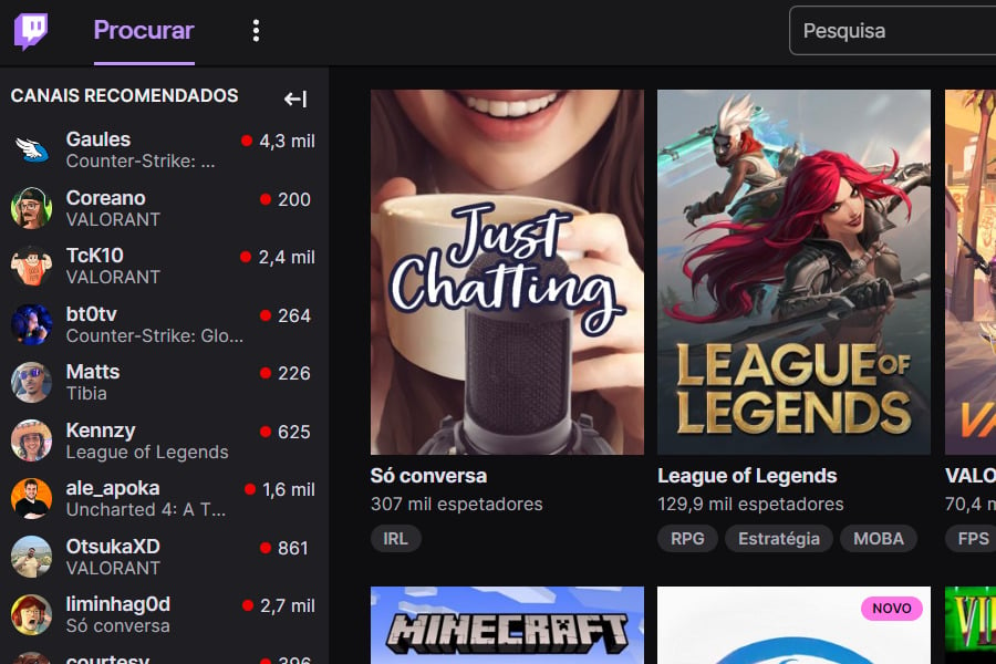 Print da página inicial da Twitch que mostra no menu de navegação à esquerda os canais recomendados, ou seja, os mais vistos do momento, além de mostrar ao centro as principais categorias de conteúdos assistidas: Just Chatting, ou Só na conversa em português, e League of Legends.