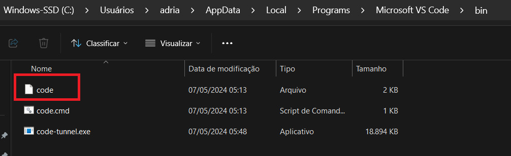 Print da captura de tela do explorador de arquivos do Windows. Na parte superior, há a localização exata da pasta: “Windows(SSD (C:) > Usuários > adria > AppData > Local > Programs > Microsoft VS Code > bin”. No restante da tela, mais abaixo, há uma listagem de arquivos do VS Code. Destacada por um retângulo vermelho, há a opção “code”.