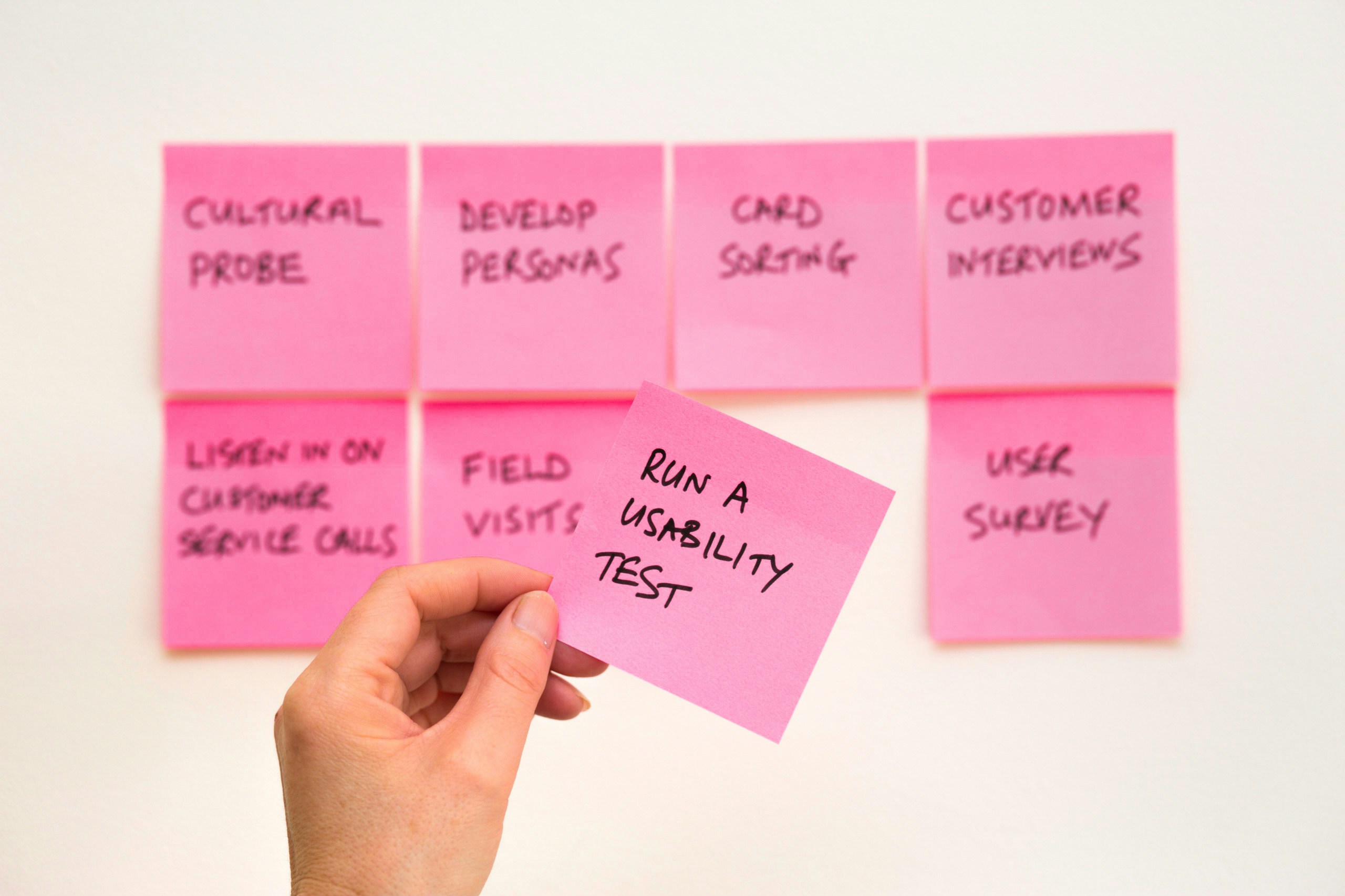 Na imagem é possível ver oito post-its rosas, com a frase "run a usability test"