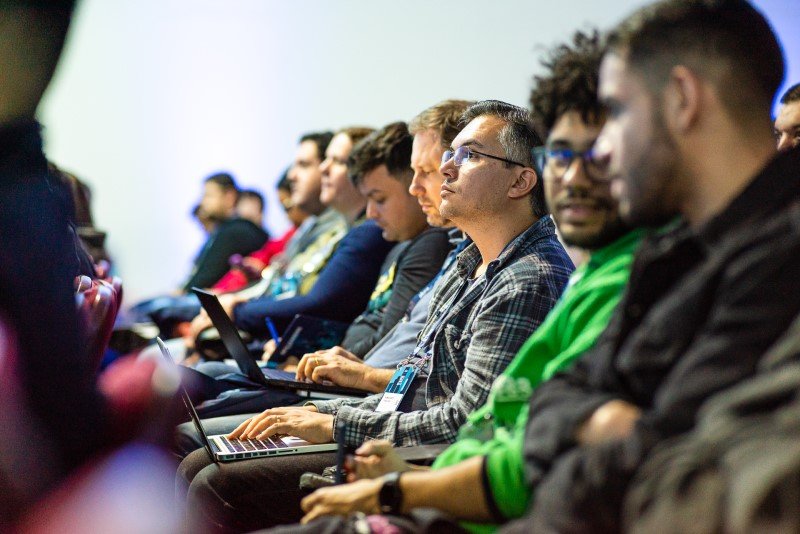 Participantes assistindo à uma palestra do Dev Leaders Conference.