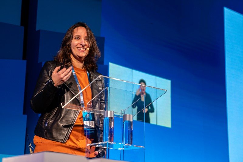 Palestra Keynote da Roberta Arcoverde sobre lições aprendidas e desaprendidas ao passar de líder técnica para gestora de times na Stack Overflow.