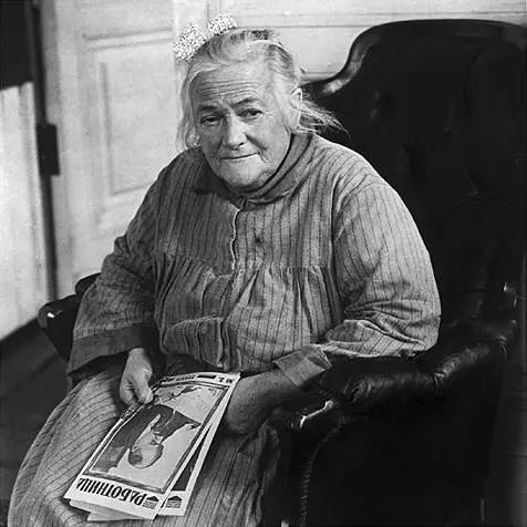 Retrato em preto e branco da política e ativista alemã Clara Zetkin