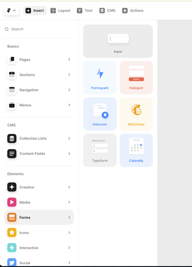 Interface de usuário mostrando opções de elementos para inserção, incluindo páginas, seções, navegação, menus, listas de coleção, campos de conteúdo, elementos de formulário como Formspark, Hubspot, Intercom, Mailchimp, Typeform e Calendly.
