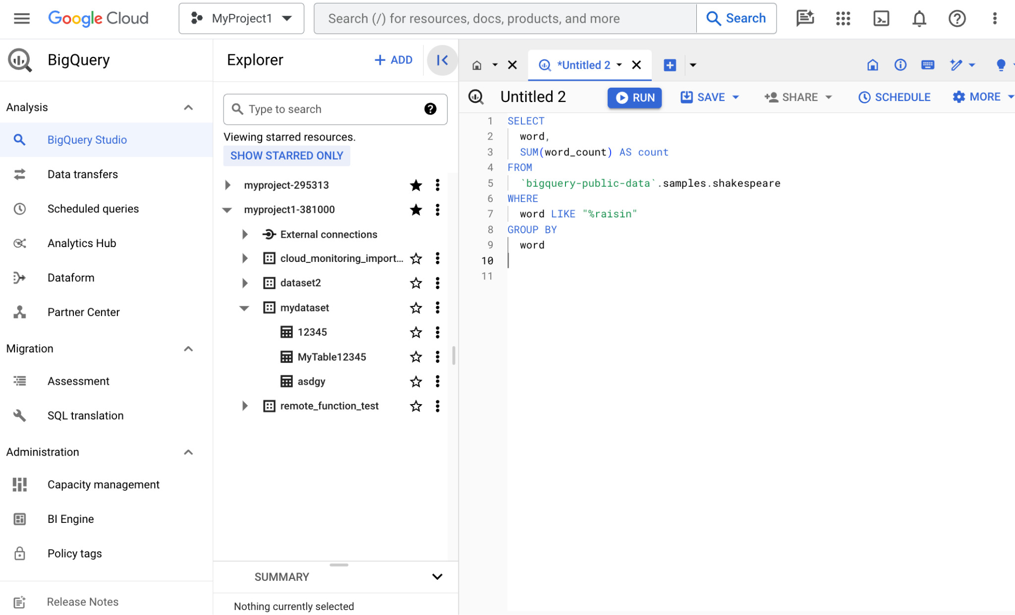 Print retirado da documentação do BigQuery, mostrando a ferramenta do BigQuery, destaque para o script que demonstra como realizar consultas no BigQuery, onde temos um código fazendo a seleção de dados utilizando a linguagem SQL para buscar dados no BigQuery.