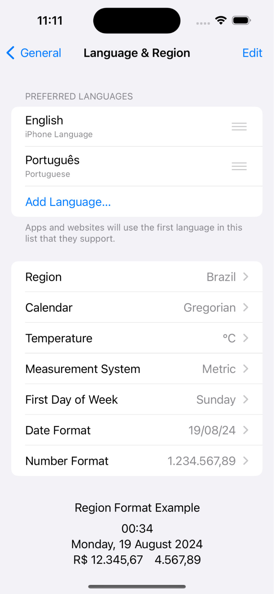 Configurações de idioma e região em um dispositivo móvel iOS, mostrando as opções de idioma preferidas, região, formato de data, número, e outras preferências regionais.