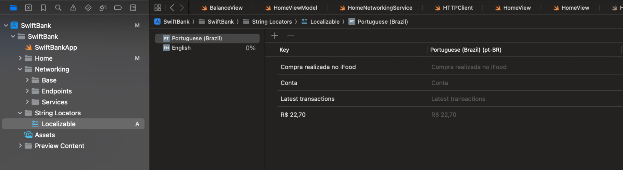 A imagem mostra a tela do Xcode, onde o desenvolvedor está trabalhando na localização de strings para o projeto "SwiftBank". No painel esquerdo, a pasta "String Locators" está expandida, mostrando os arquivos de localização para os idiomas Português (Brasil) e Inglês. No painel central, é possível ver a chave "Key" e os valores traduzidos para cada idioma, incluindo "Compra realizada no iFood" e "Últimas transações" em Português (Brasil).