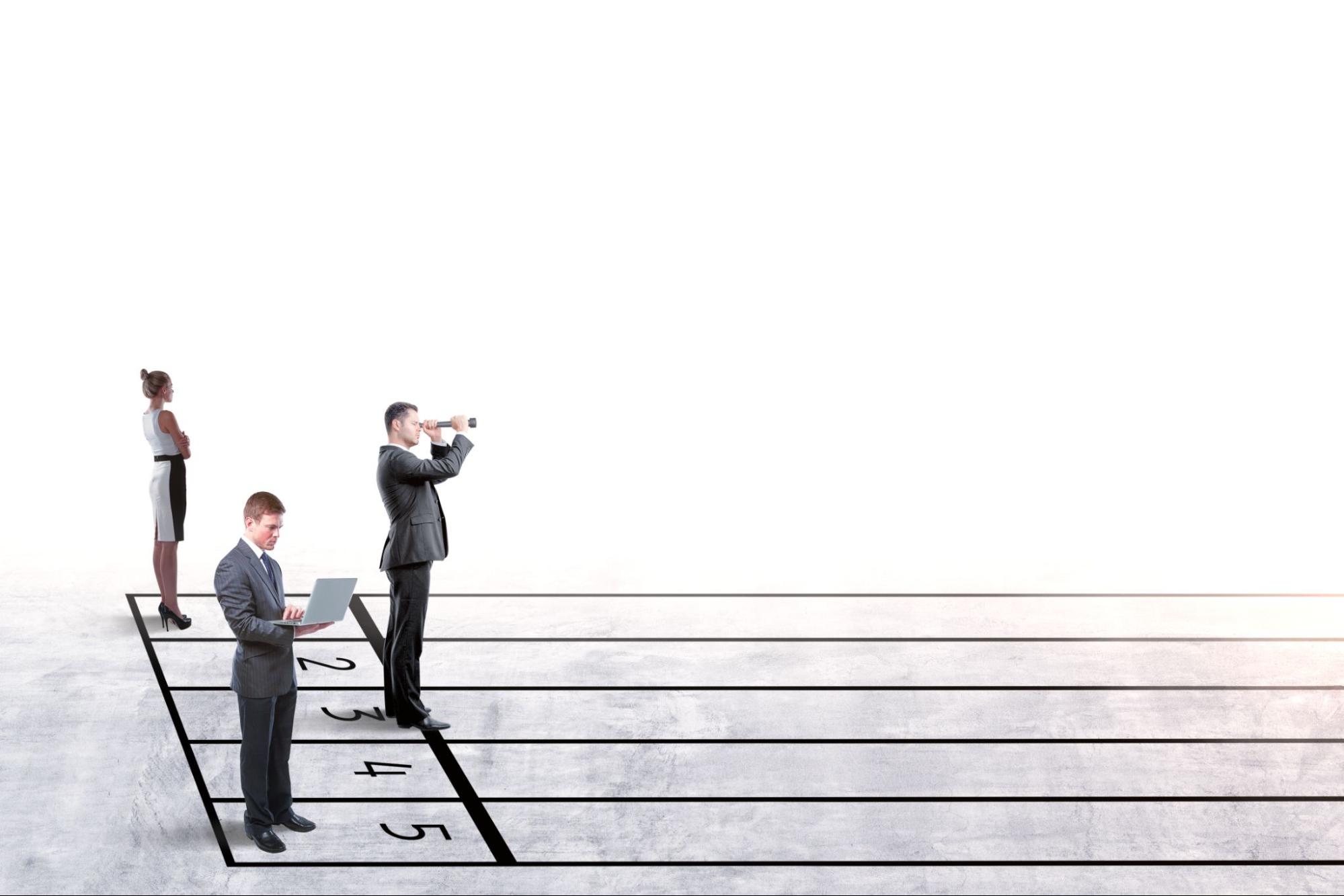 Alt text: Três pessoas vestidas formalmente em uma pista de corrida. A primeira, uma mulher, está olhando para frente; a segunda, um homem, está utilizando uma lupa observando o que está à frente; e o terceira, um homem, utilizando um notebook.