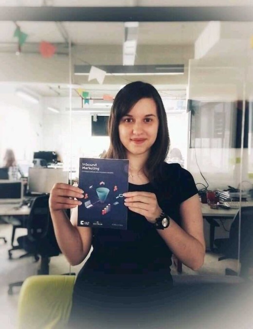 Adriélly Calil autora do livro Inbound Marketing: Estratégias práticas para empresas e projetos publicado na Casa do Código.