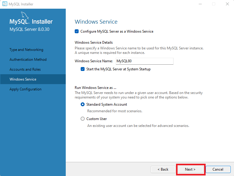 Página do MySQL Installer com a aba Windows Service selecionada. À direita, há as opções marcadas Configure MySQL Server as a Windows Service, Start the MySQL Server at System Startup e Standard System Account. A única opção que não está marcada é a Custom User. Abaixo, no canto inferior direito, há o botão Next destacado com um retângulo vermelho.