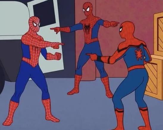 A imagem apresenta um meme do desenho Homem-Aranha. No desenho há três pessoas com o uniforme do homem-aranha, dois estão nas extremidades esquerda e direita da tela e o terceiro está mais ao fundo, no centro. O terceiro aponta os dedos indicadores para os que estão no primeiro plano e os dois apontam um para o outro.