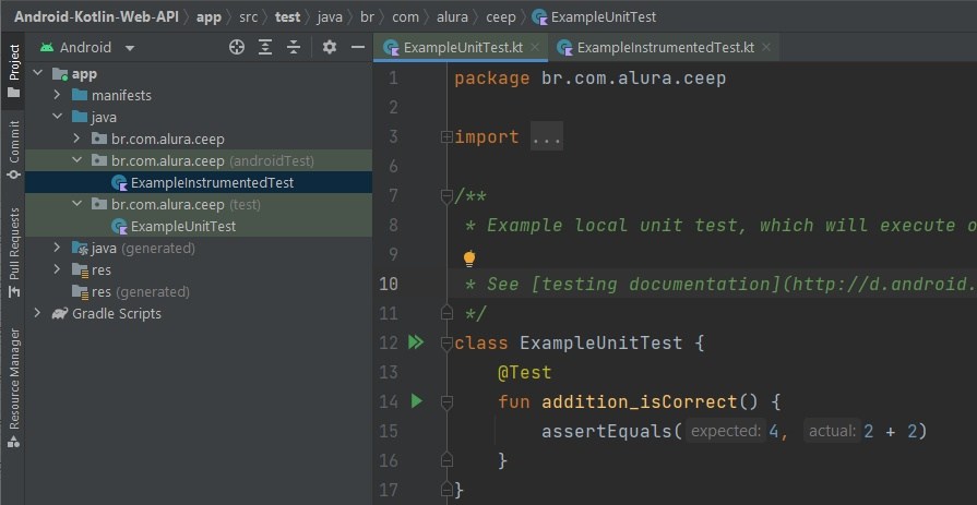 Tela do programa Android Studio na cor Cinza com textos em branco, laranja e verde. É possível as pastas exclusivas para teste que o programa gerou.