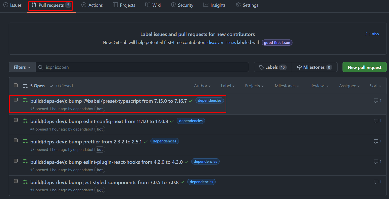 Na imagem, em fundo preto, temos a aba Pull requests do repositório do projeto, que está presente no GitHub, destacando um dos vários Pull requests que foram abertos pelo Dependabot.