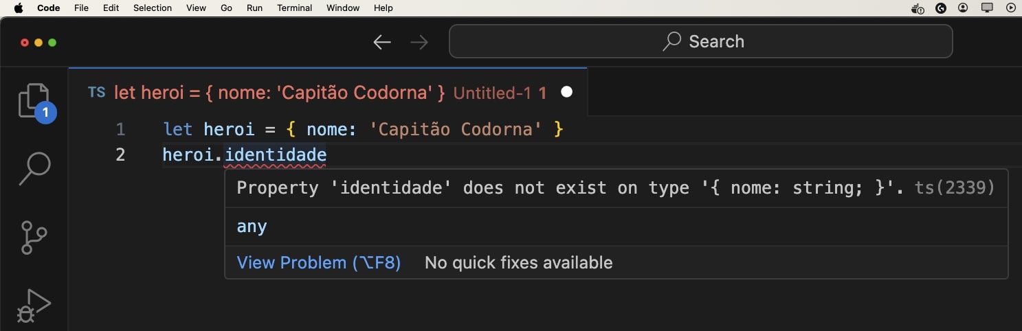 A imagem mostra o editor de código VSCode com um script TypeScript. O código contém uma variável heroi com uma propriedade nome, seguida por uma tentativa de acessar uma propriedade inexistente identidade. O VSCode exibe um aviso de erro, indicando que a propriedade identidade não existe no tipo { nome: string; }.