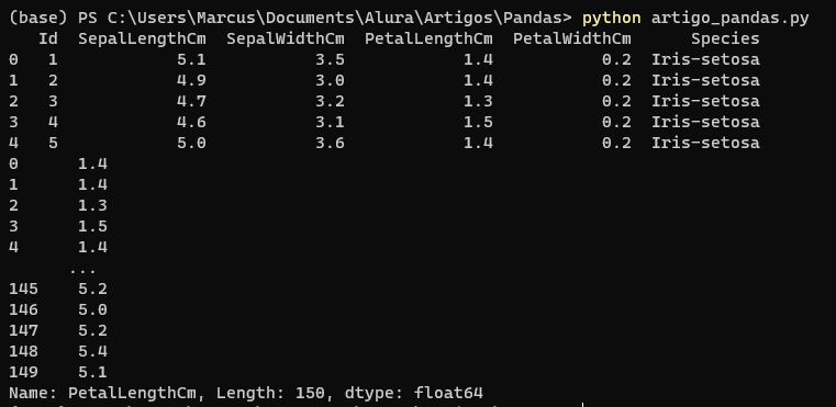 Captura de tela exibindo o terminal, em fundo preto, com letras brancas. No topo centralizado, temos o caminho que leva até a pasta que possui o script artigo_pandas.py, e utilizamos o comando “python artigo_pandas.py”. Abaixo da primeira linha, é mostrada a saída do código, mostrando as primeiras linhas do dataset Iris e a variável PetalLengthCm, com texto monoespaçado.