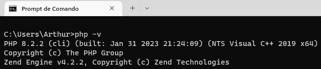 Imagem de print de tela do Prompt de Comando que mostra informações da versão instalada do php.