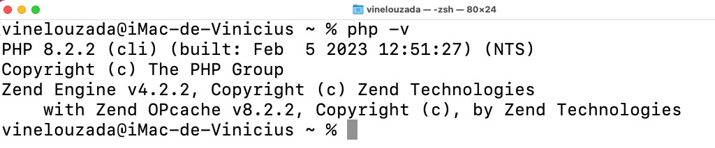 Imagem de um print de tela da saída do comando “php -v”, com informações sobre a versão da linguagem instalada.