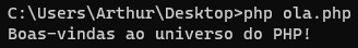 Imagem de print de tela que mostra o resultado do comando “php ola.php”. A imagem traz também o resultado do comando, com a frase “Boas-vindas ao universo do PHP!”.