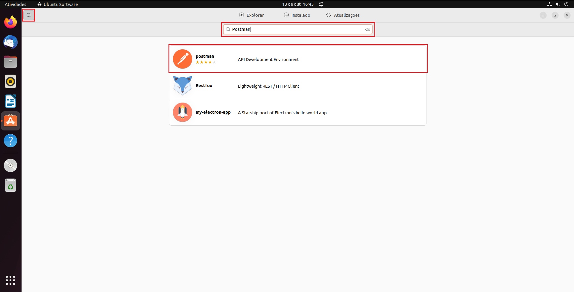 Imagem da tela de um computador com o Ubuntu Software aberto em fundo branco. Na lateral esquerda da imagem encontramos a barra de tarefas com alguns aplicativos e no centro da imagem está, em destaque, a barra de pesquisa do Ubuntu Software com o nome Postman digitado. Abaixo da barra de pesquisa, está o atalho do Postman, nele aparecem algumas informações como o ícone e  sua classificação em estrelas que está localizada abaixo do nome.
