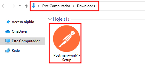 Imagem do gerenciador de arquivos do Windows, com fundo branco, na pasta de Downloads. Na parte de baixo, mais ao centro da tela, temos o arquivo executável do Postman que é indicado pelo nome "Postman-win64-Setup'' e pela imagem de um astronauta da cor branca inclinado em 45º para frente, dentro de um círculo laranja.