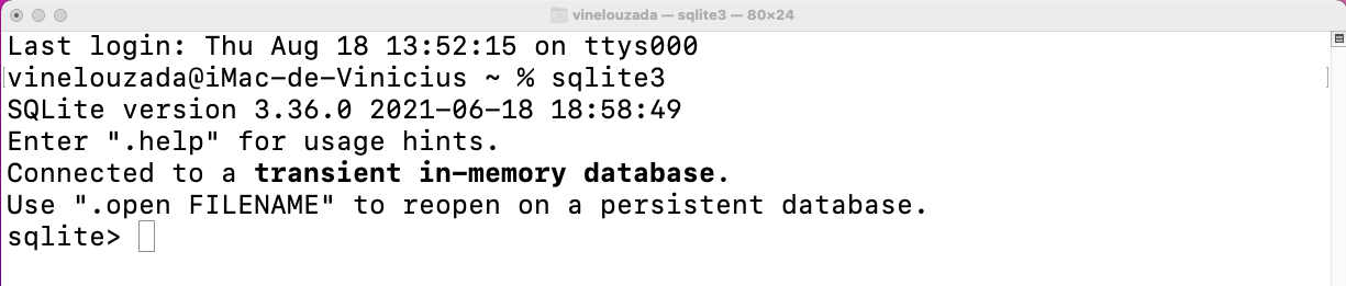 Imagem do terminal de comando do Mac, com fundo branco. No terminal, estamos executando o comando para verificar se o SQLite está instalado, e como resultado temos a versão do programa, um texto informativo e a linha de comando do SQLite iniciada.