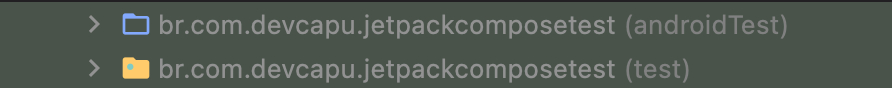 Imagem com duas pastas. A primeira tem um ícone contendo apenas o contorno de uma pasta e o título br.com.devcapu.jetpackcomposetest (androidTest); a segunda tem um ícone de pasta na cor amarela e o título br.com.devcapu.jetpackcomposetest (test).