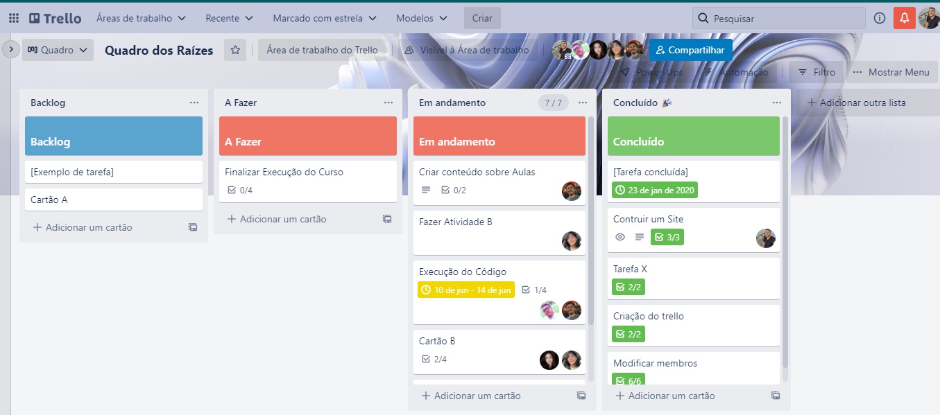 Captura de tela colorida de um quadro do Trello. Na interface da ferramenta Trello existem quatro colunas: uma coluna com título “Backlog”, “Fazendo”, “Em andamento” e “Concluído”. Na coluna de “Backlog” existem cinco cartões retangulares, o primeiro com fundo azul e título “Backlog” e os outros quatro com fundo branco, onde os títulos dos cartões são “Exemplo de tarefa”, “Cartão A”, “Fazer Atividade B” e “Construir um Site”. Na coluna de “A Fazer” existem três cartões retangulares, o primeiro com fundo vermelho e título “A Fazer” e os outros dois com fundo branco, onde os títulos dos cartões são “Criar conteúdo sobre Aulas”, e “Finalizar Execução do do Curso”. Na coluna de “Em andamento” existem quatro cartões retangulares, um de fundo vermelho e título “Em andamento” e três de fundo branco, onde os títulos dos cartões são“Execução do código”, “Cartão B” e “Atividade de Feedbacks”. Na coluna de “Concluído” existem cinco cartões retangulares, um de fundo verde e título “Concluído” e quatro de fundo branco, onde os títulos dos cartões são “Tarefa concluída", “Tarefa x", "Modificar Membros” e “Criação do Trello”.