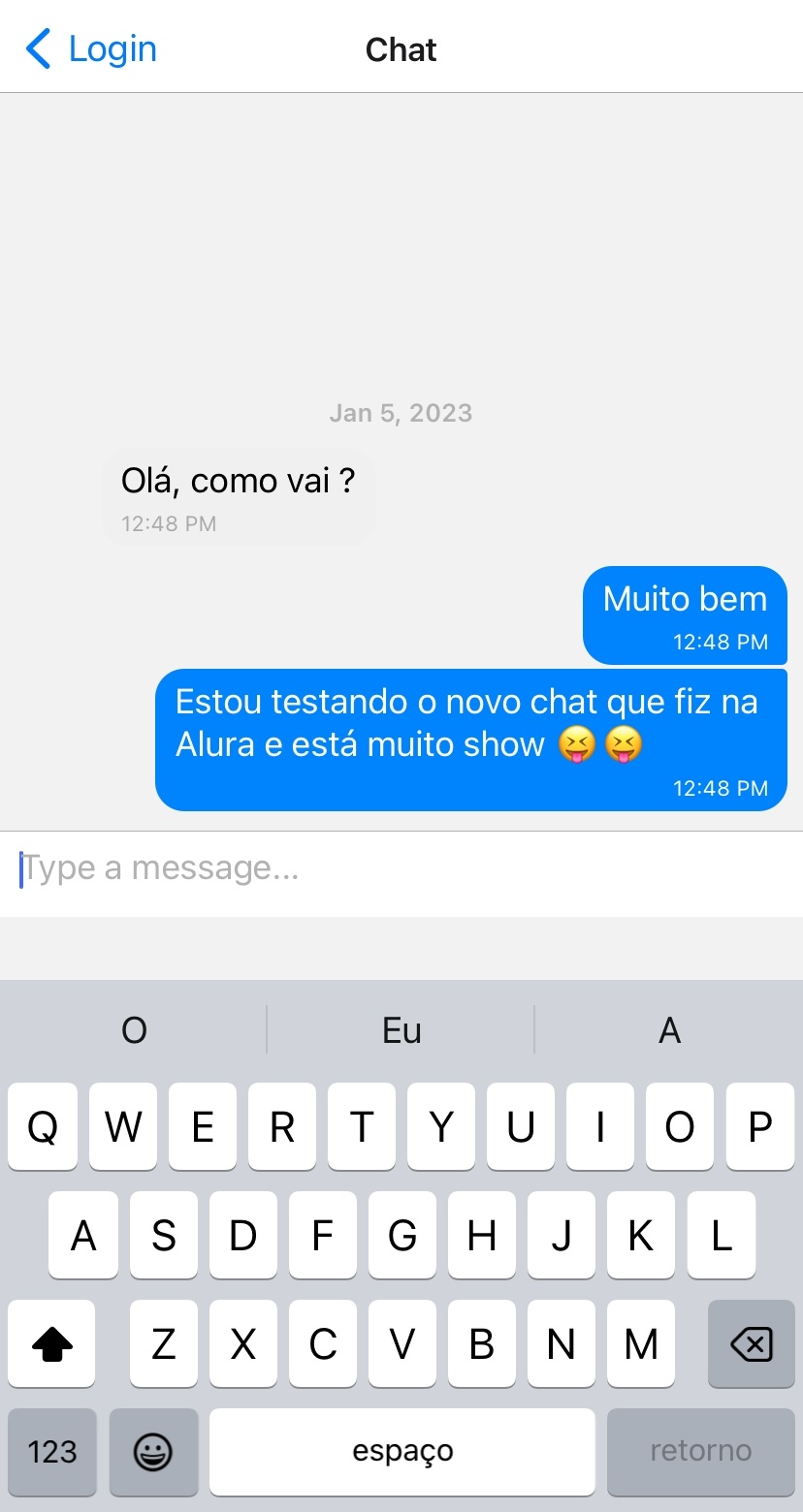 Tela de chat de um celular, na parte superior iremos ter  um botão de voltar junto com o texto “Login”, e no meio da tela está escrito “Chat”. Depois disso,no meio da tela existe a tela do chat, onde tem uma conversa que começa com “Olá, como vai? “ do lado esquerdo , abaixo  e no lado direito existe a resposta que é “Muito bem” e  “Estou testando o novo chat que fiz na Alura e está muito show”. Logo abaixo, na parte inferior, terá o teclado do dispositivo.